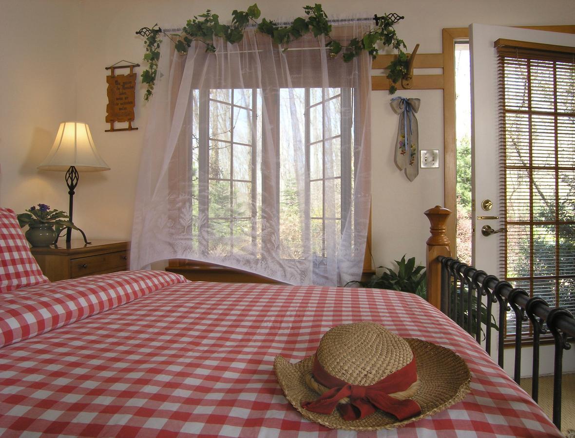 Swiss Woods Bed And Breakfast Lititz Exterior photo